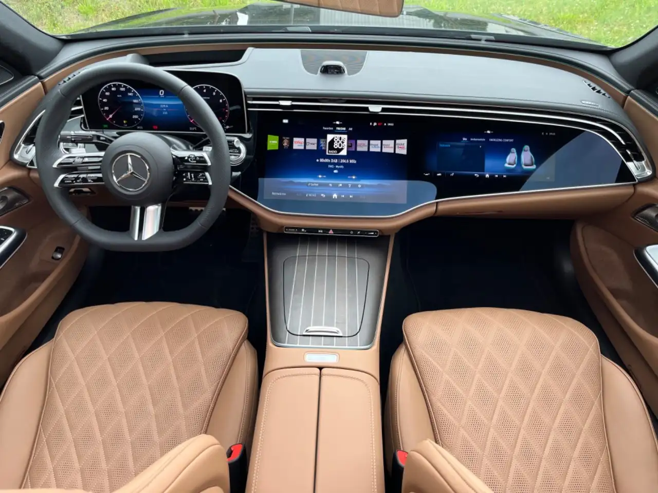 Mercedes-Benz E 200 E200 *AMG*Pano*Memory*Superscreen*Head-Up*Night* — Vehicle gallery 16