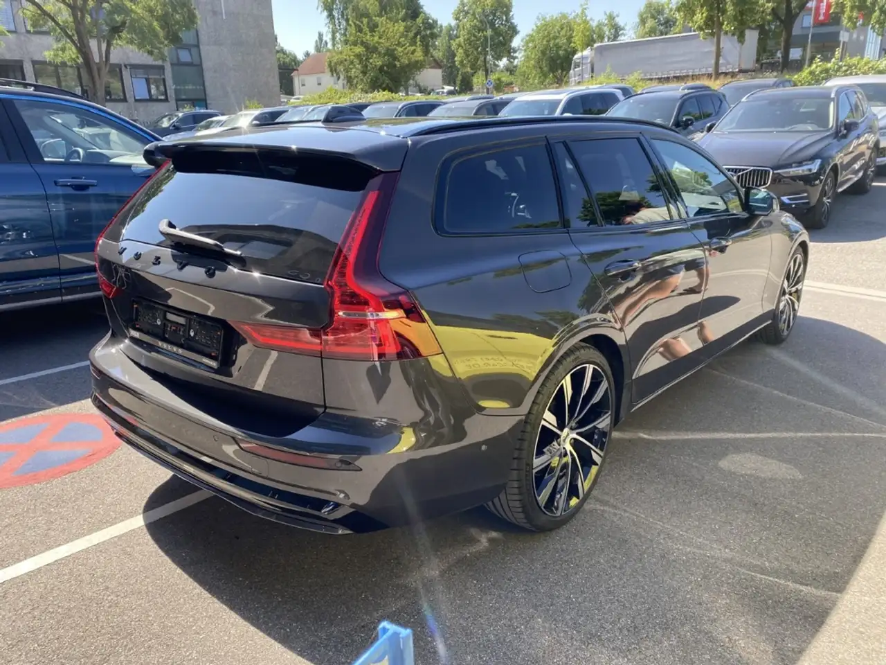 Volvo V60 Ultimate Dark B4 Benzin Bowers&Wilkins HeadUP Stan — Vehicle gallery 3