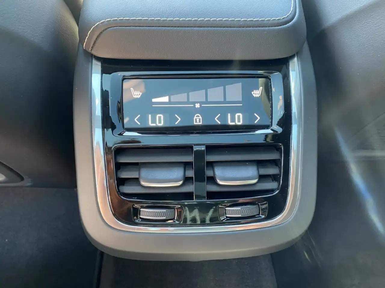Volvo V60 Ultimate Dark B4 Benzin Bowers&Wilkins HeadUP Stan — Vehicle gallery 9