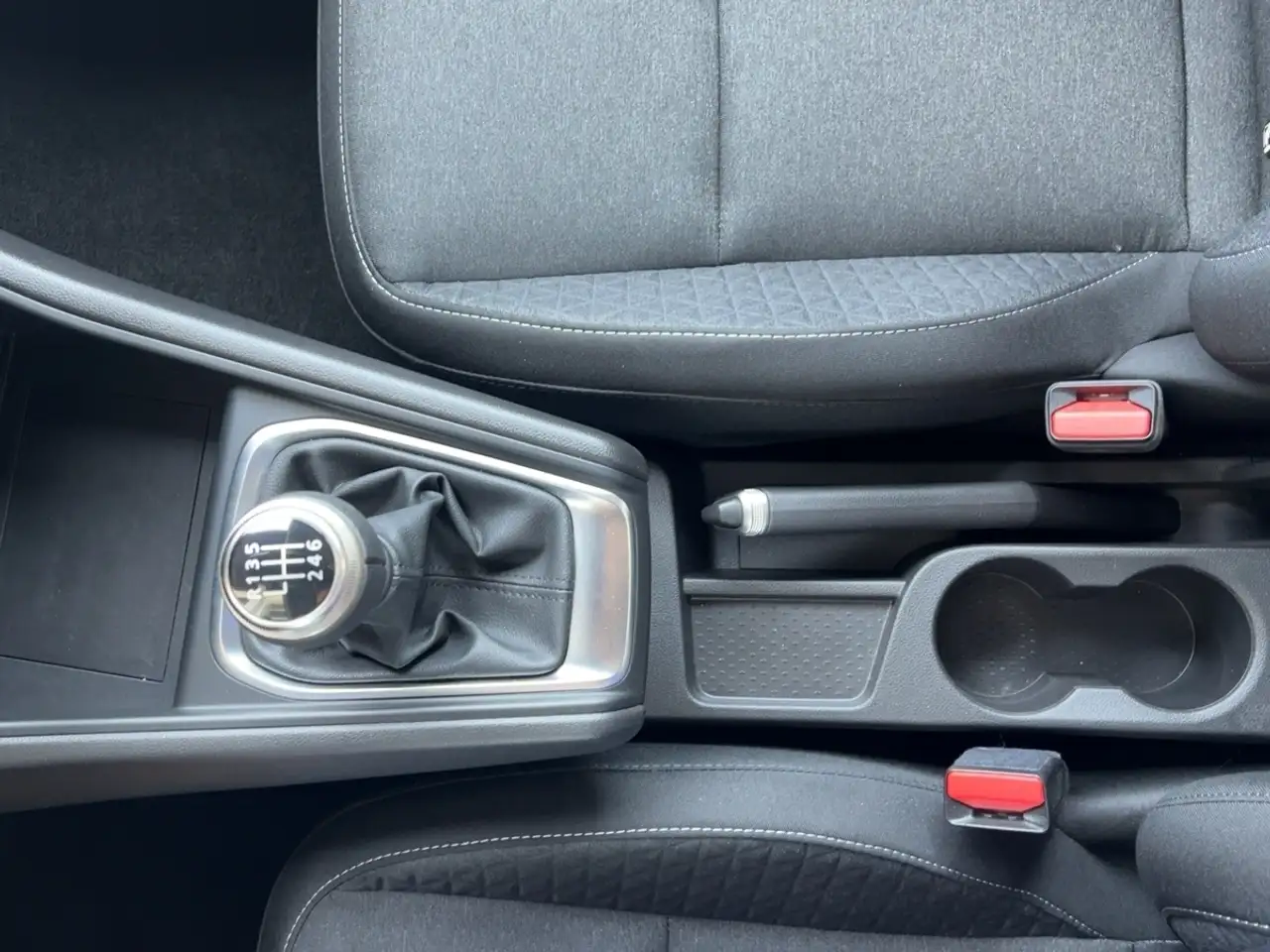 Renault Captur EVOLUTION TCe 140 — Vehicle gallery 15