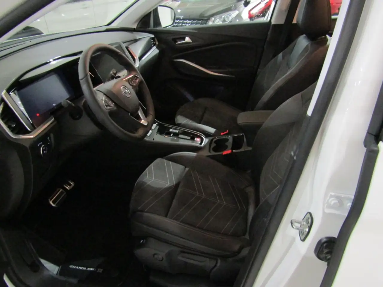 Opel Grandland Elegance 1.2 131PS KAM BT APP TEMP KLIMA SHZ — Galería del vehículo 11