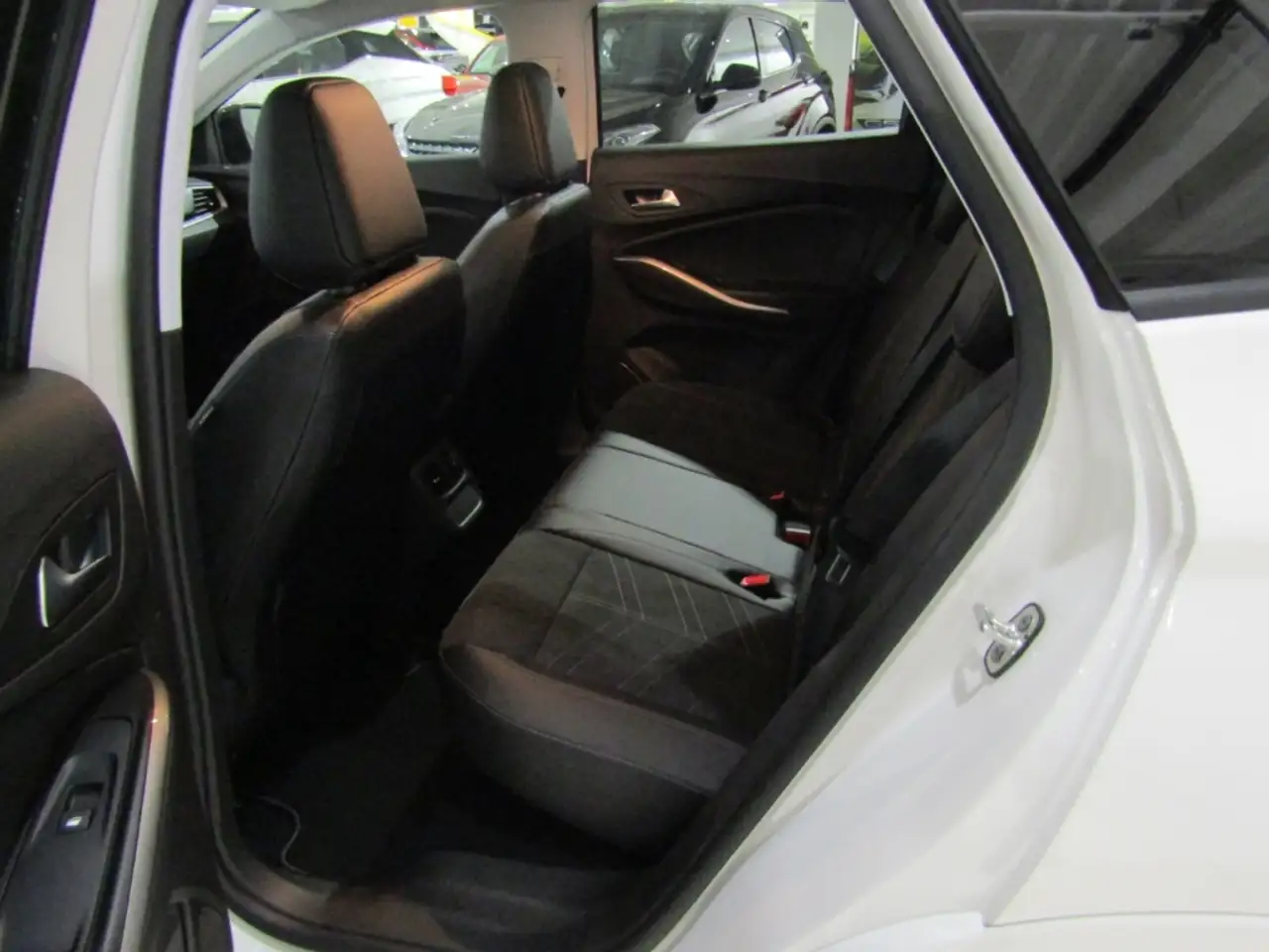 Opel Grandland Elegance 1.2 131PS KAM BT APP TEMP KLIMA SHZ — Galería del vehículo 10