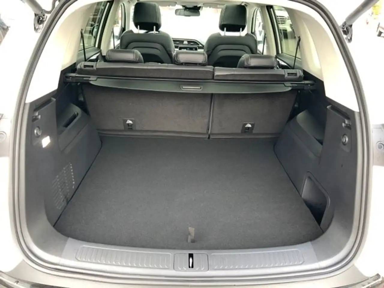 Maxus Sonstige Grand SUV 70kWh +Tempomat+PanoDach+ — Vehicle gallery 6