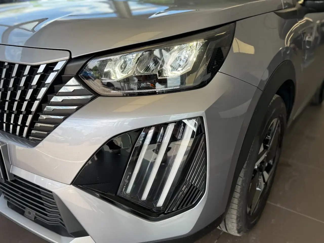 Peugeot 2008 1.2 PureTech 130 Allure — Vehicle gallery 9