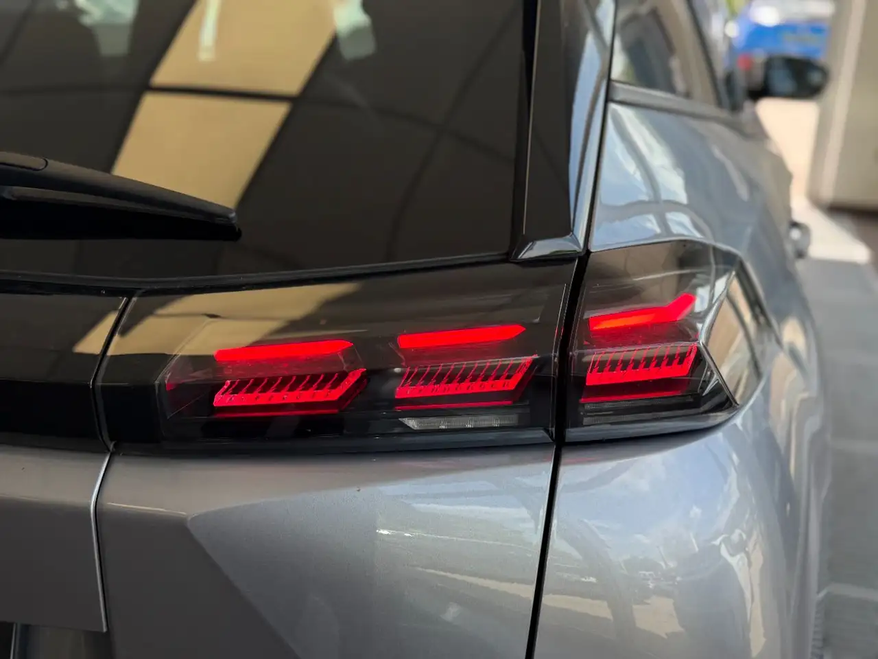 Peugeot 2008 1.2 PureTech 130 Allure — Vehicle gallery 10