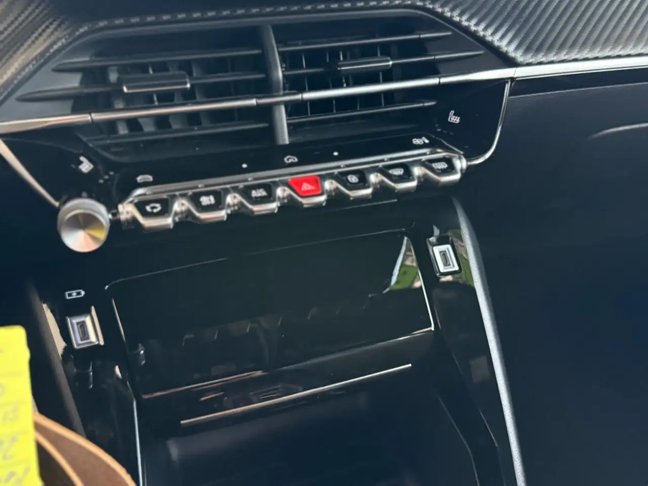 Peugeot 2008 1.2 PureTech 130 Allure — Vehicle gallery 24