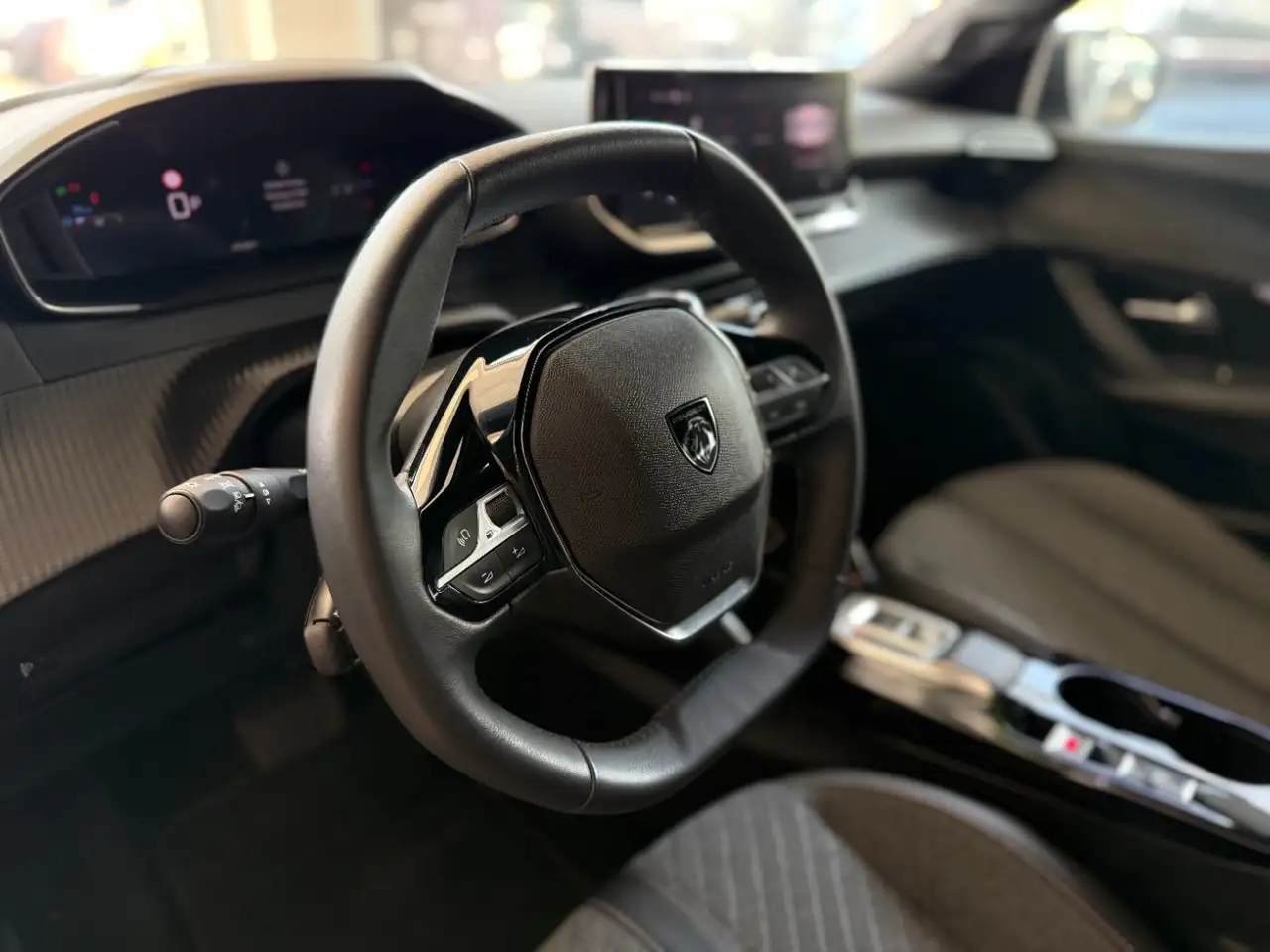 Peugeot 2008 1.2 PureTech 130 Allure — Vehicle gallery 17