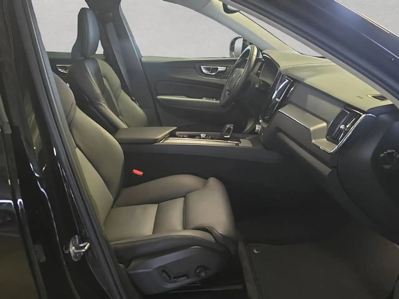 Volvo XC60 XC60 B5 B AWD Core — معرض صور السيارة 15