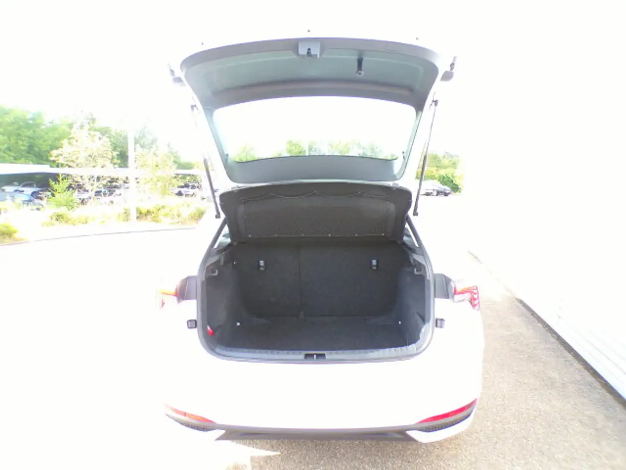 Skoda Scala Scala 1.0 TSI Essence LED/Sitzhzg. MF-Lenkrad/eFH. — معرض صور السيارة 28