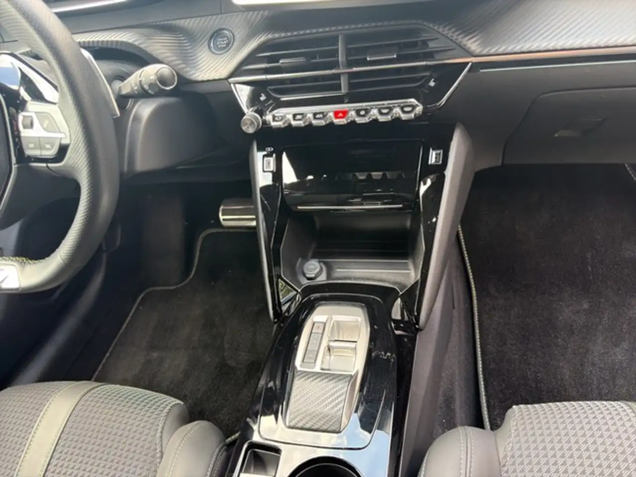 Peugeot 208 GT PureTech 100 EAT8 NAVI KAMERA PDC LED DAB SH... — Vehicle gallery 11