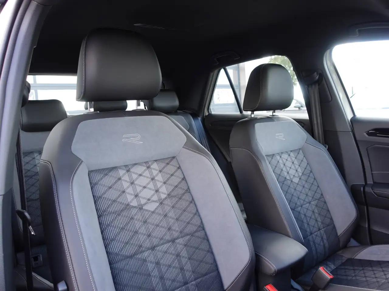 Volkswagen T-Roc 1,5 TSI DSG/ACC/IQ-Light Matrix/R-Line — Galerie du véhicule 14