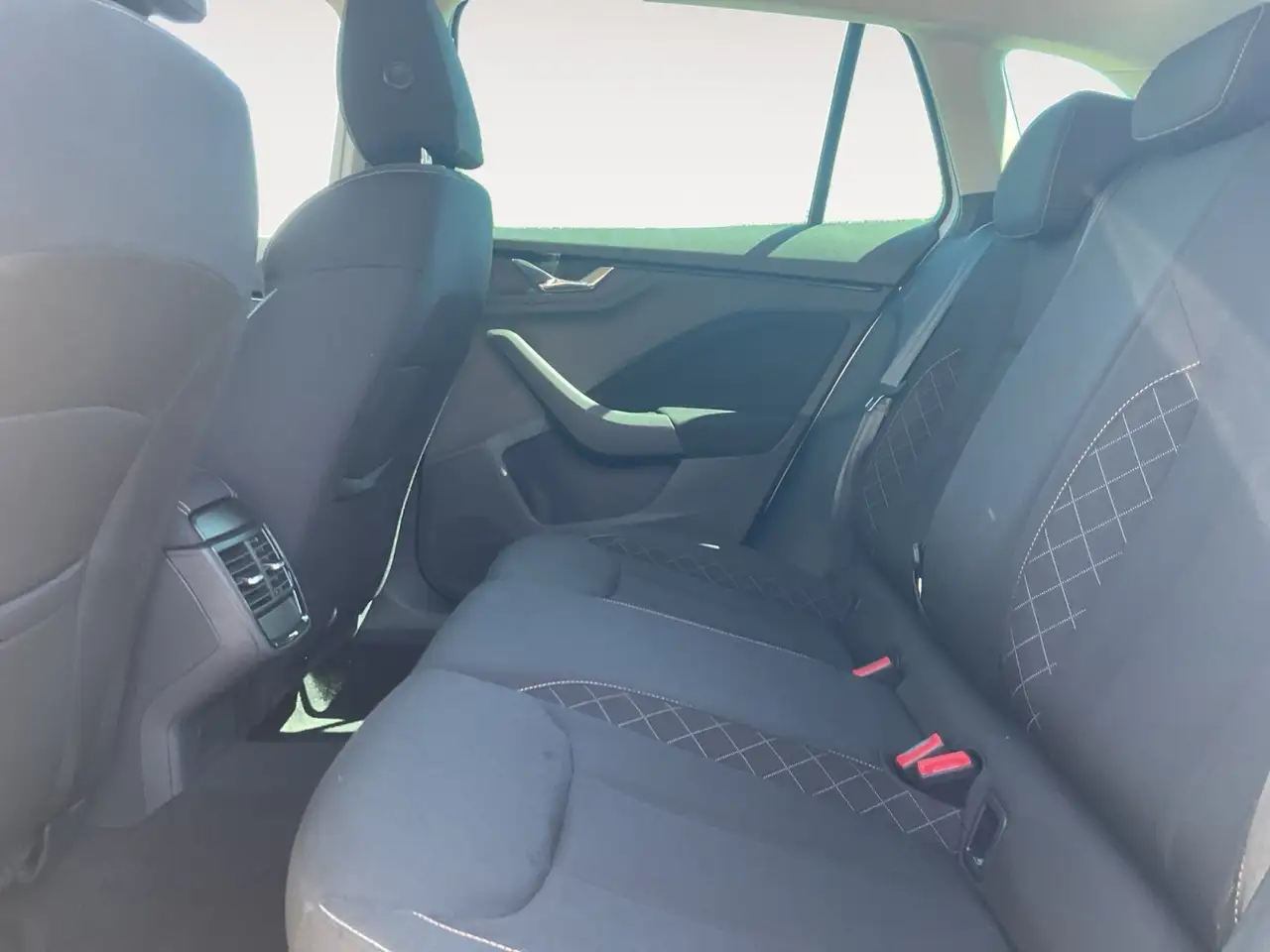 Skoda Scala 1.0 TSI DSG LED AHK Winterp. Shz. Tempom. — معرض صور السيارة 13