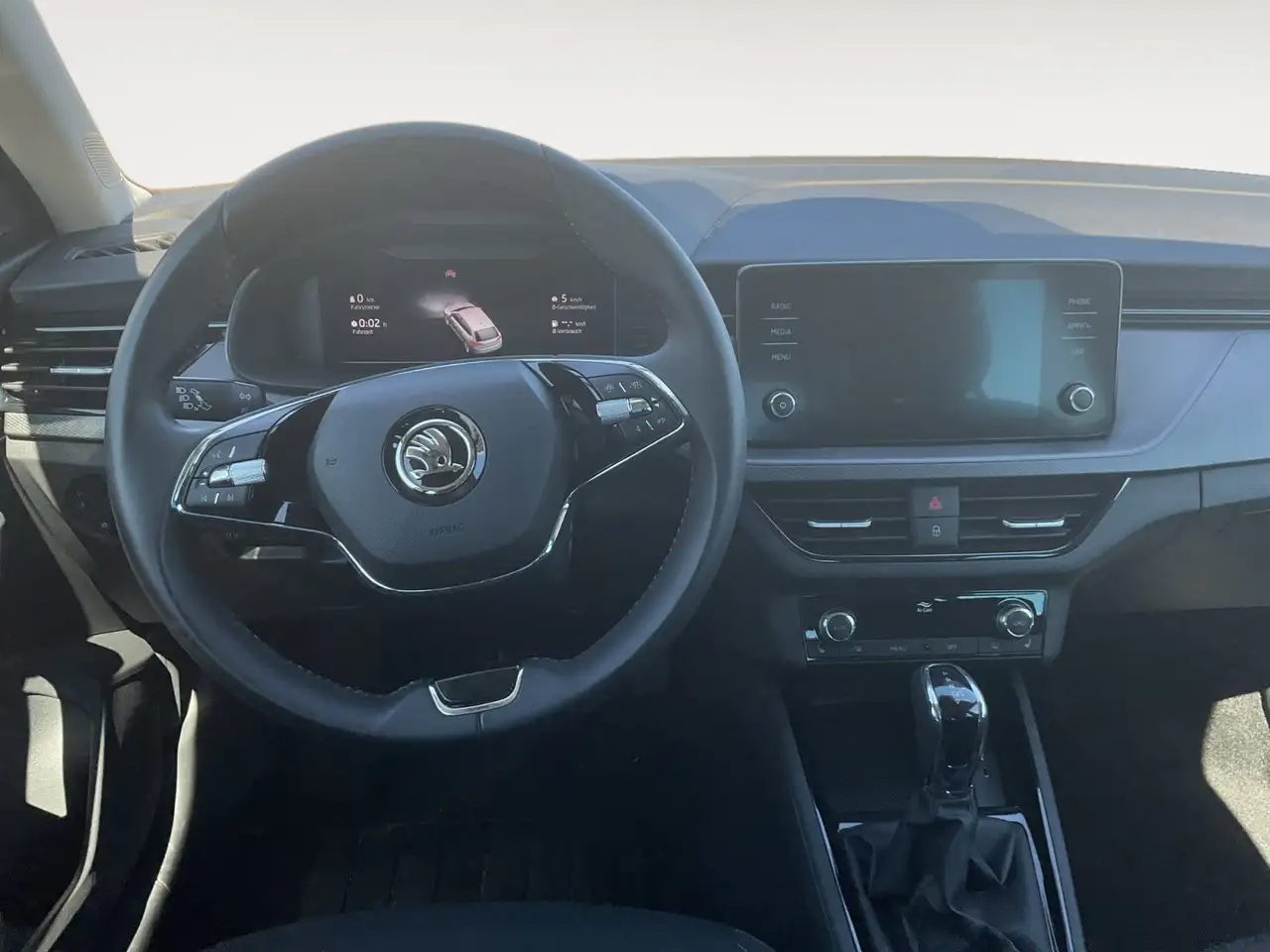 Skoda Scala 1.0 TSI DSG LED AHK Winterp. Shz. Tempom. — معرض صور السيارة 10