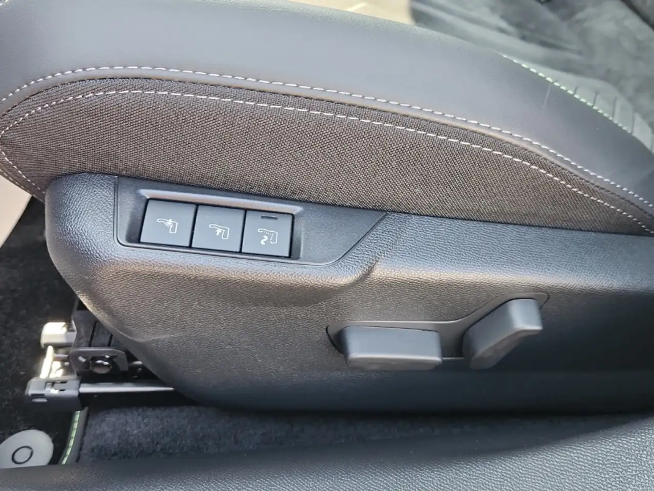 Peugeot 2008 GT PT 130 EAT 8 ACC LED El.-Pano Kamera SHZ El.-Si — معرض صور السيارة 20
