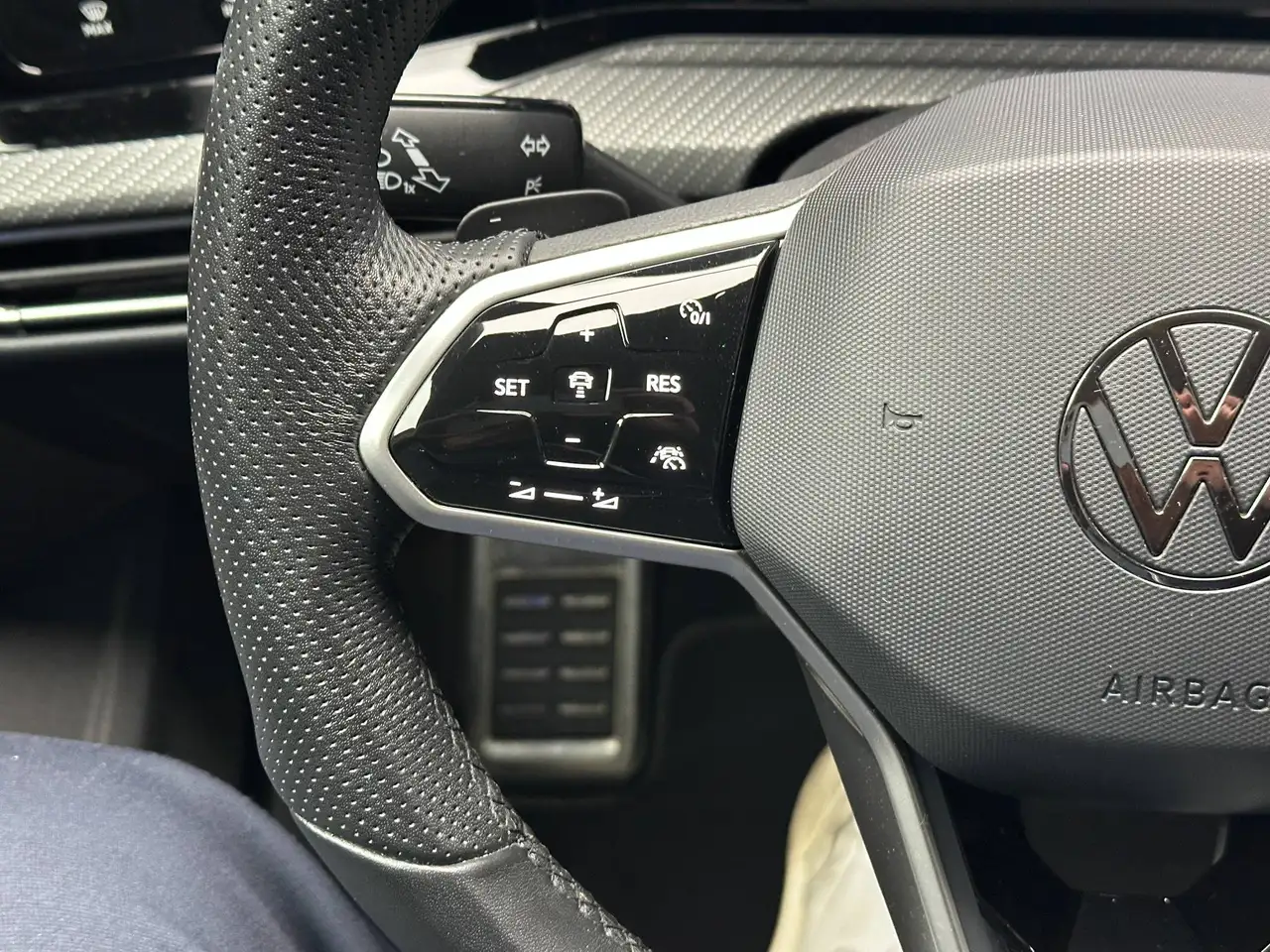 Volkswagen Golf Lim. 1.5 eTSI R-Line/Black Style*18Zoll*H&K*Matrix*Kamera* — Vehicle gallery 17