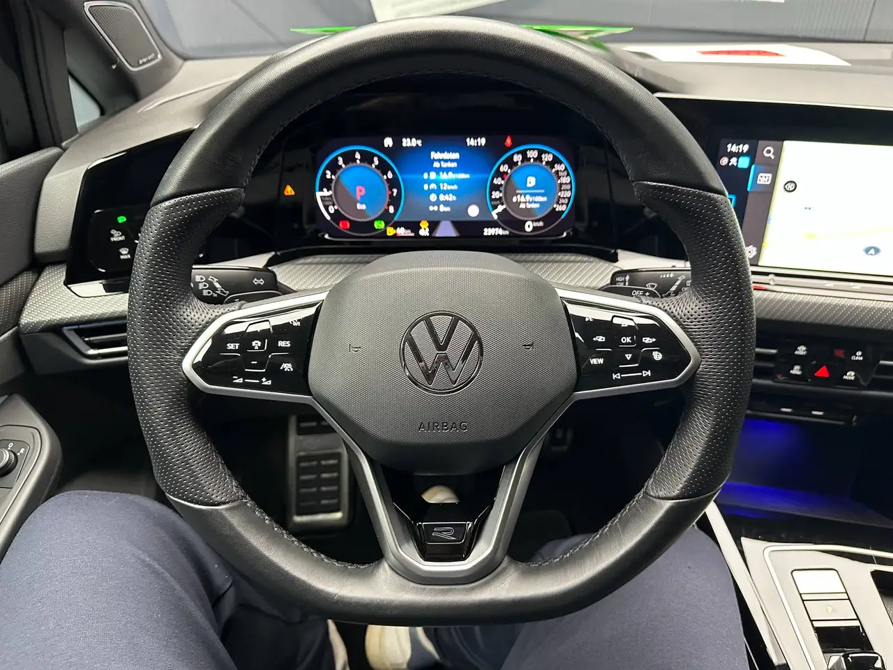 Volkswagen Golf Lim. 1.5 eTSI R-Line/Black Style*18Zoll*H&K*Matrix*Kamera* — Vehicle gallery 16