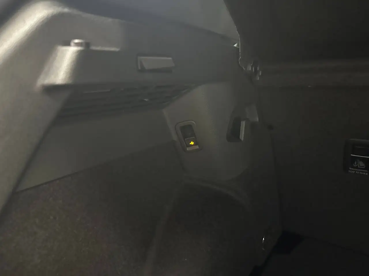 Volkswagen Golf Lim. 1.5 eTSI R-Line/Black Style*18Zoll*H&K*Matrix*Kamera* — Vehicle gallery 31