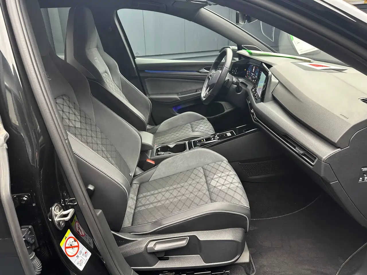 Volkswagen Golf Lim. 1.5 eTSI R-Line/Black Style*18Zoll*H&K*Matrix*Kamera* — Vehicle gallery 10