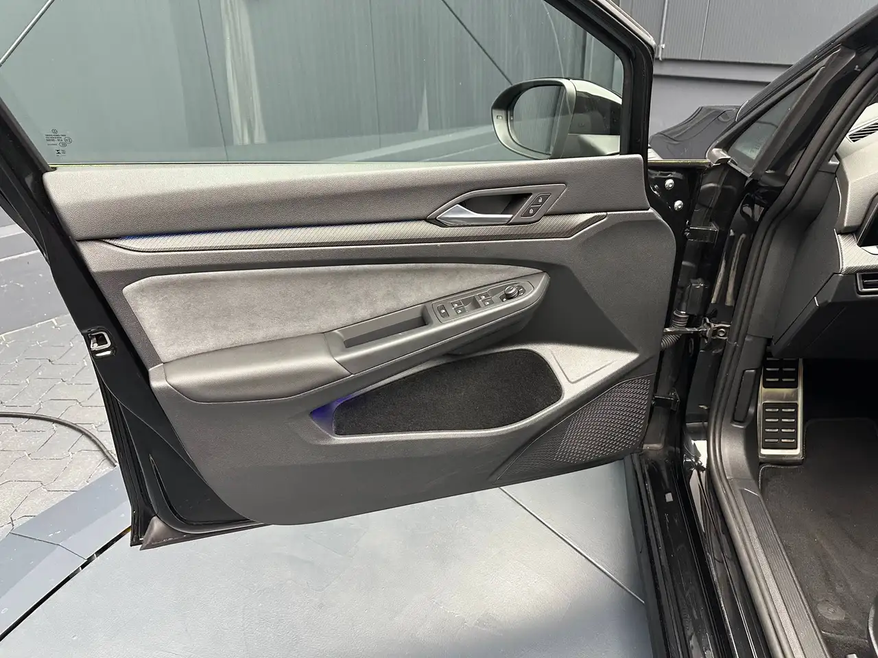 Volkswagen Golf Lim. 1.5 eTSI R-Line/Black Style*18Zoll*H&K*Matrix*Kamera* — Vehicle gallery 13