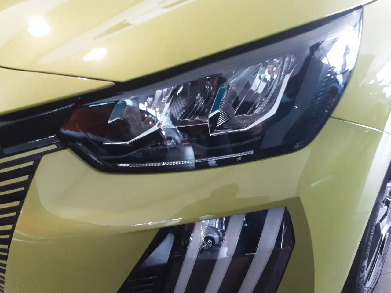 Peugeot 208 1.2 PureTech 100 Allure LED PDC KlimaA SpurH — معرض صور السيارة 3
