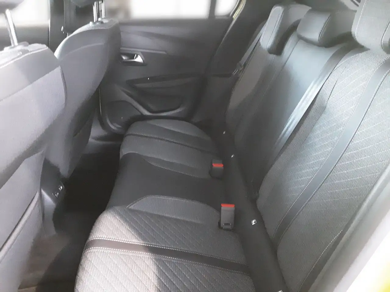 Peugeot 208 1.2 PureTech 100 Allure LED PDC KlimaA SpurH — معرض صور السيارة 9