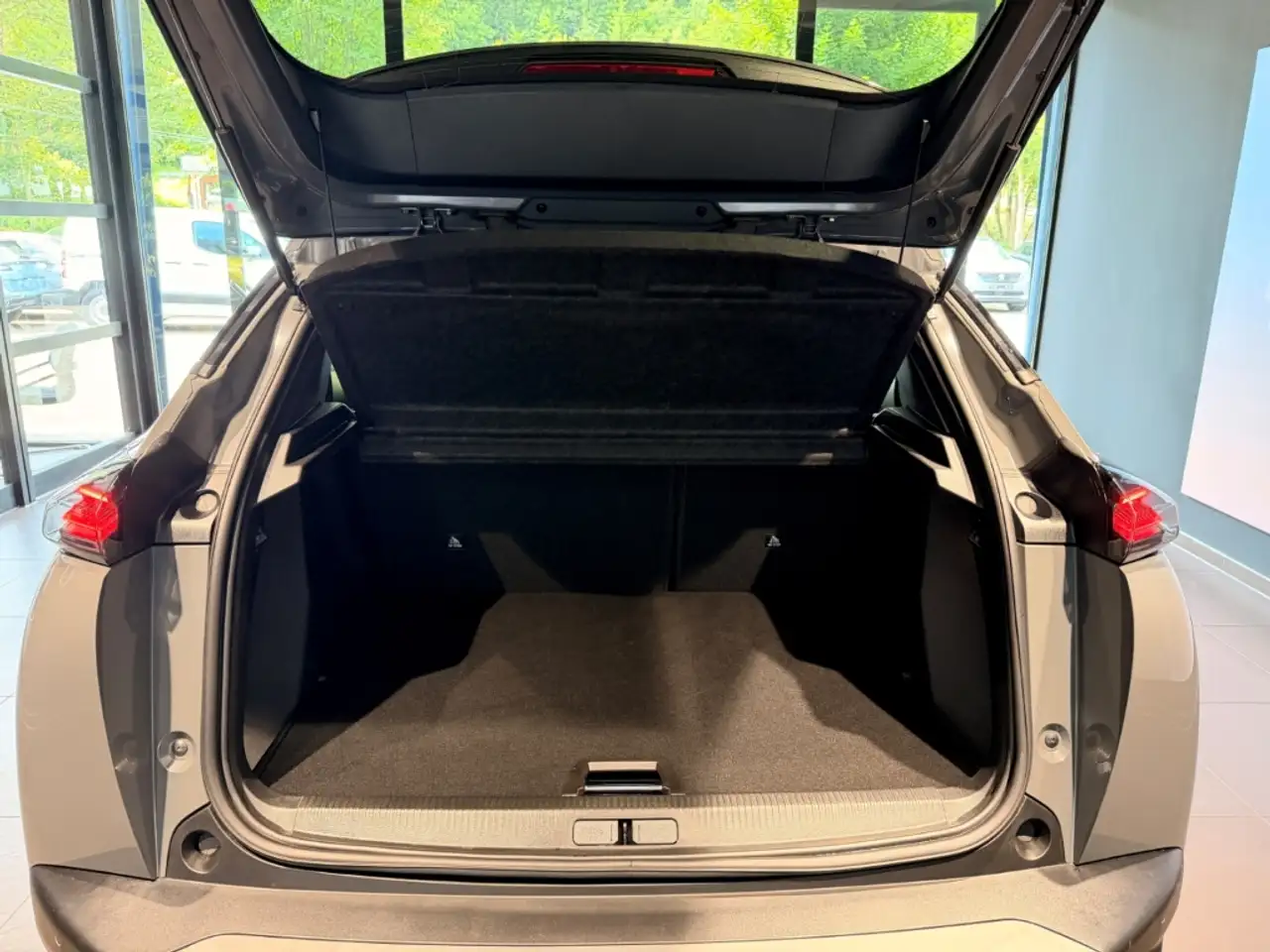 Peugeot 2008 Allure LED PDC DAB APP KLIMA — Galerie du véhicule 9