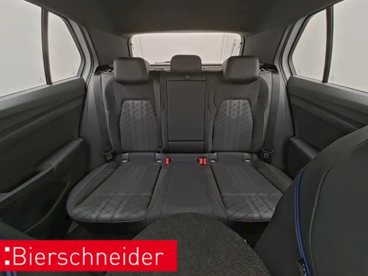 Volkswagen Golf 8 1.5 eTSI DSG R-Line BLACK STYLE AHK LED+ — Vehicle gallery 17