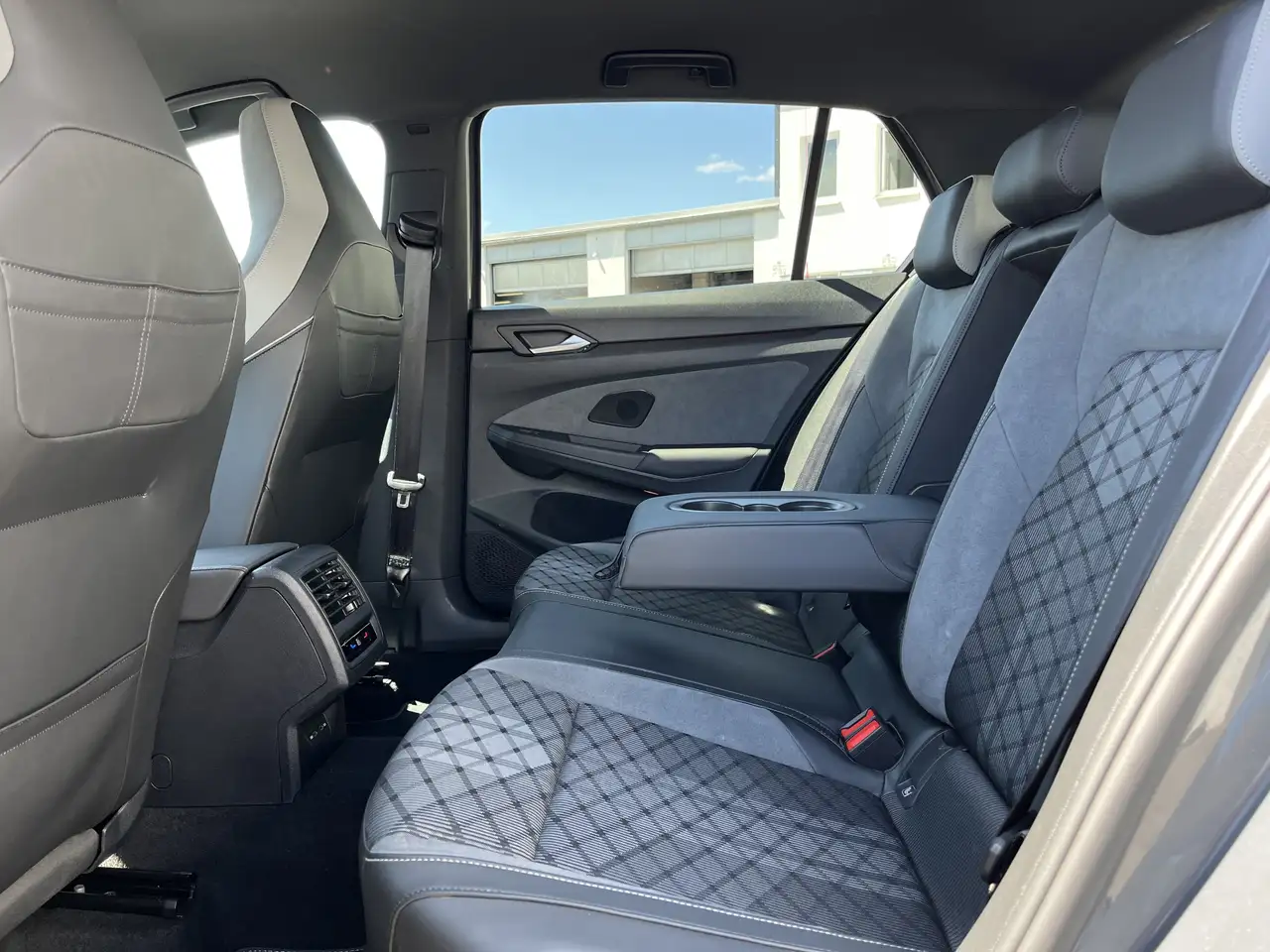Volkswagen Golf 1.5 TSI DSG R-Line 2,99% Fin. AHK Navi TravelAssi — معرض صور السيارة 17