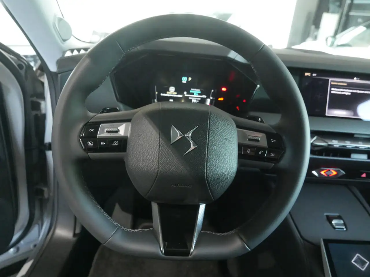 DS Automobiles DS 4 E-TENSE 225 Rivoli HUD MATRIX-LED 360° — Galería del vehículo 8