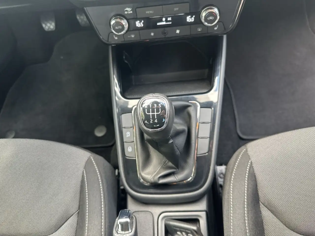 Skoda Fabia Selection 1.0 TSI 70 KW*PDC hinten*beheizbares Len — Galerie du véhicule 18