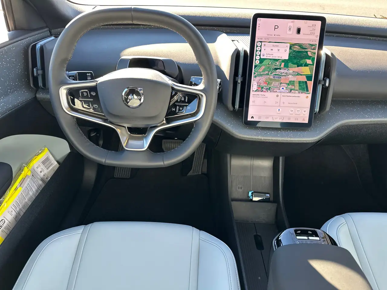 Volvo EX30 Ultra Pure Electric Extended Range "Pano" — Vehicle gallery 9