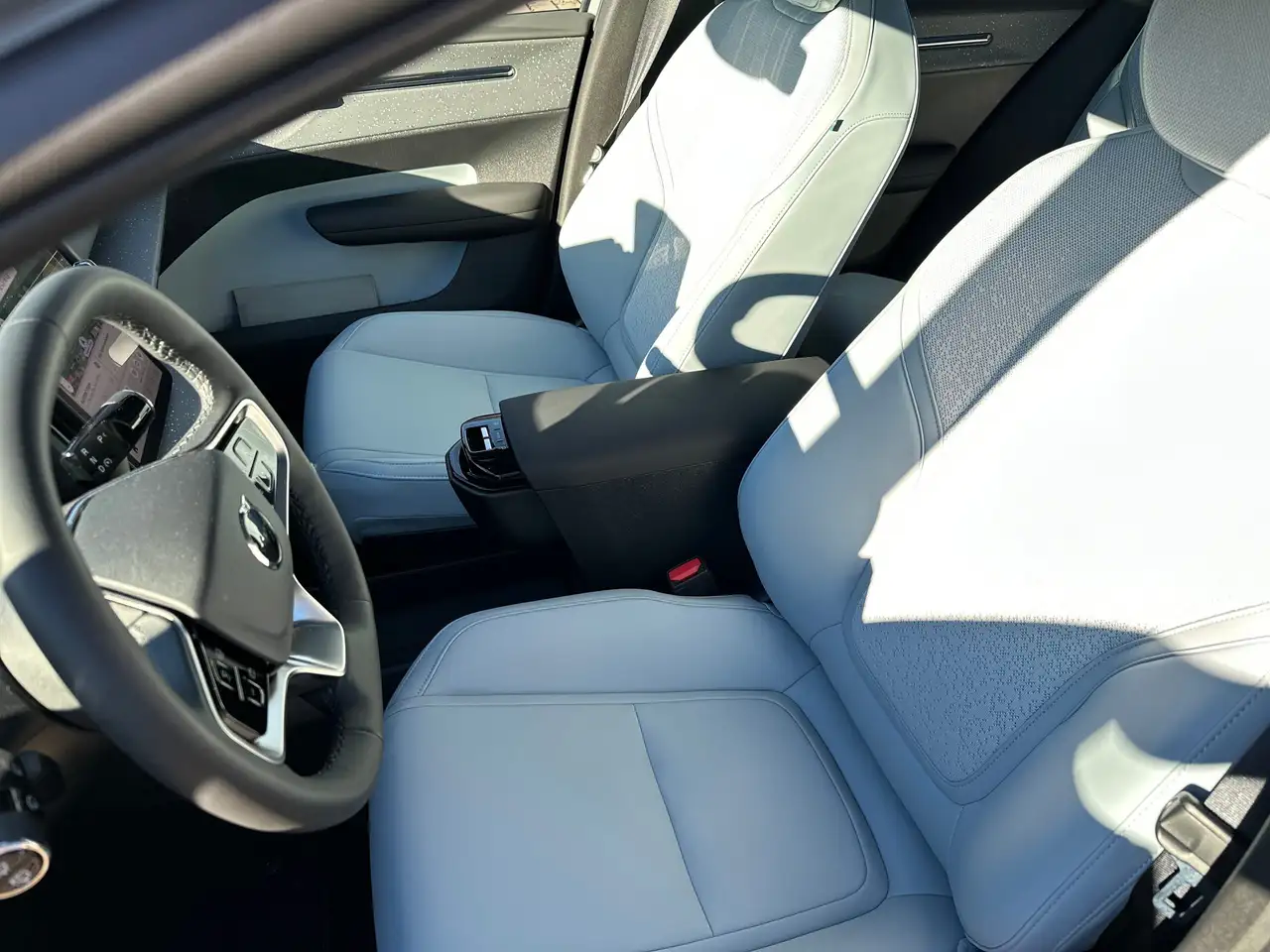 Volvo EX30 Ultra Pure Electric Extended Range "Pano" — Vehicle gallery 8