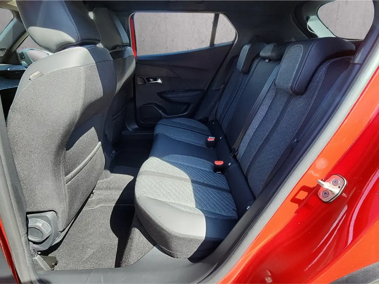 Peugeot 2008 Allure 130 EAT LED ACC Apple CarPlay Android Auto — معرض صور السيارة 8