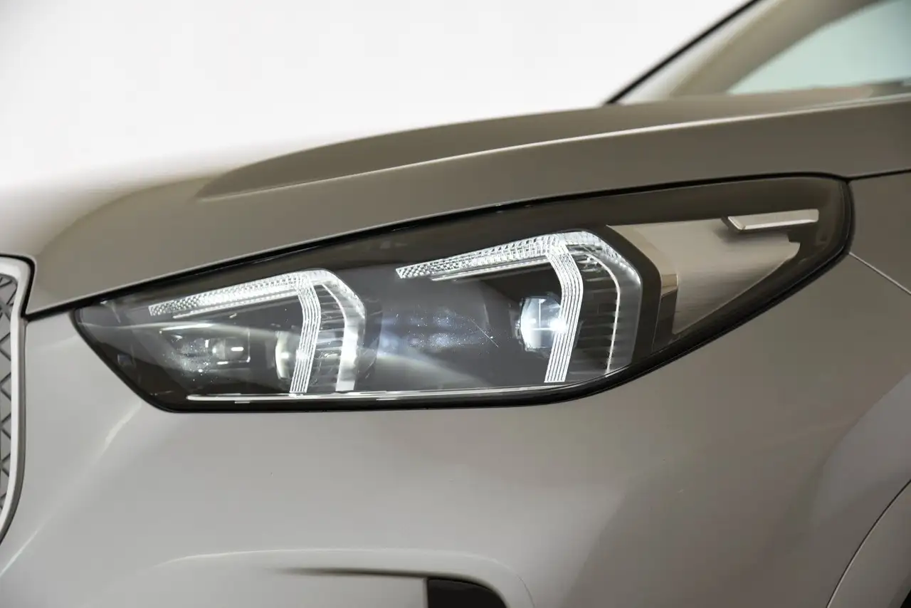 BMW iX1 xDrive30 M Sportpaket DriveAss+ LED DAB AHK — Vehicle gallery 22