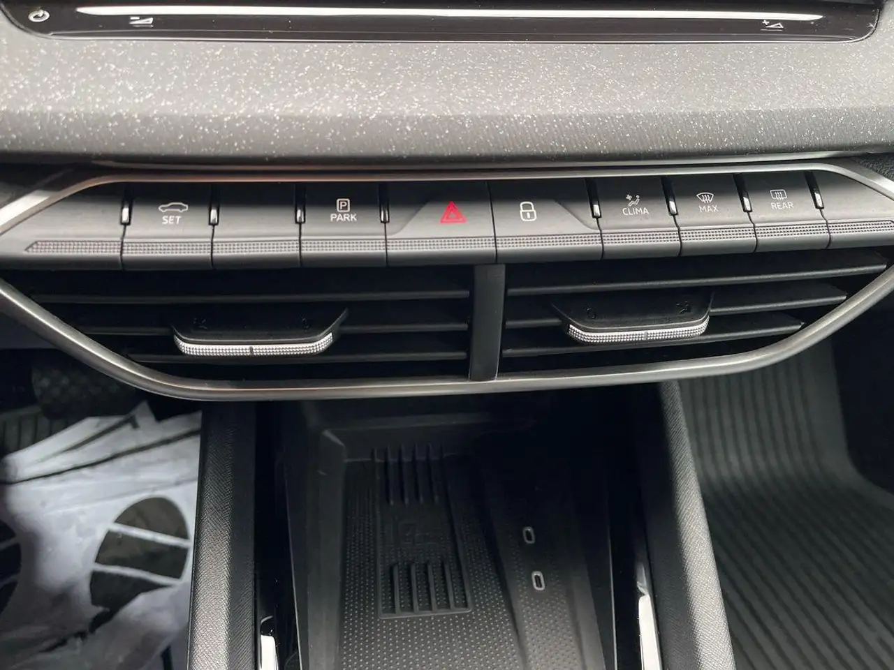 Skoda Octavia 1.5 TSI mHEV Selection DSG Navi+SHZ+R-Kam+ — Vehicle gallery 28