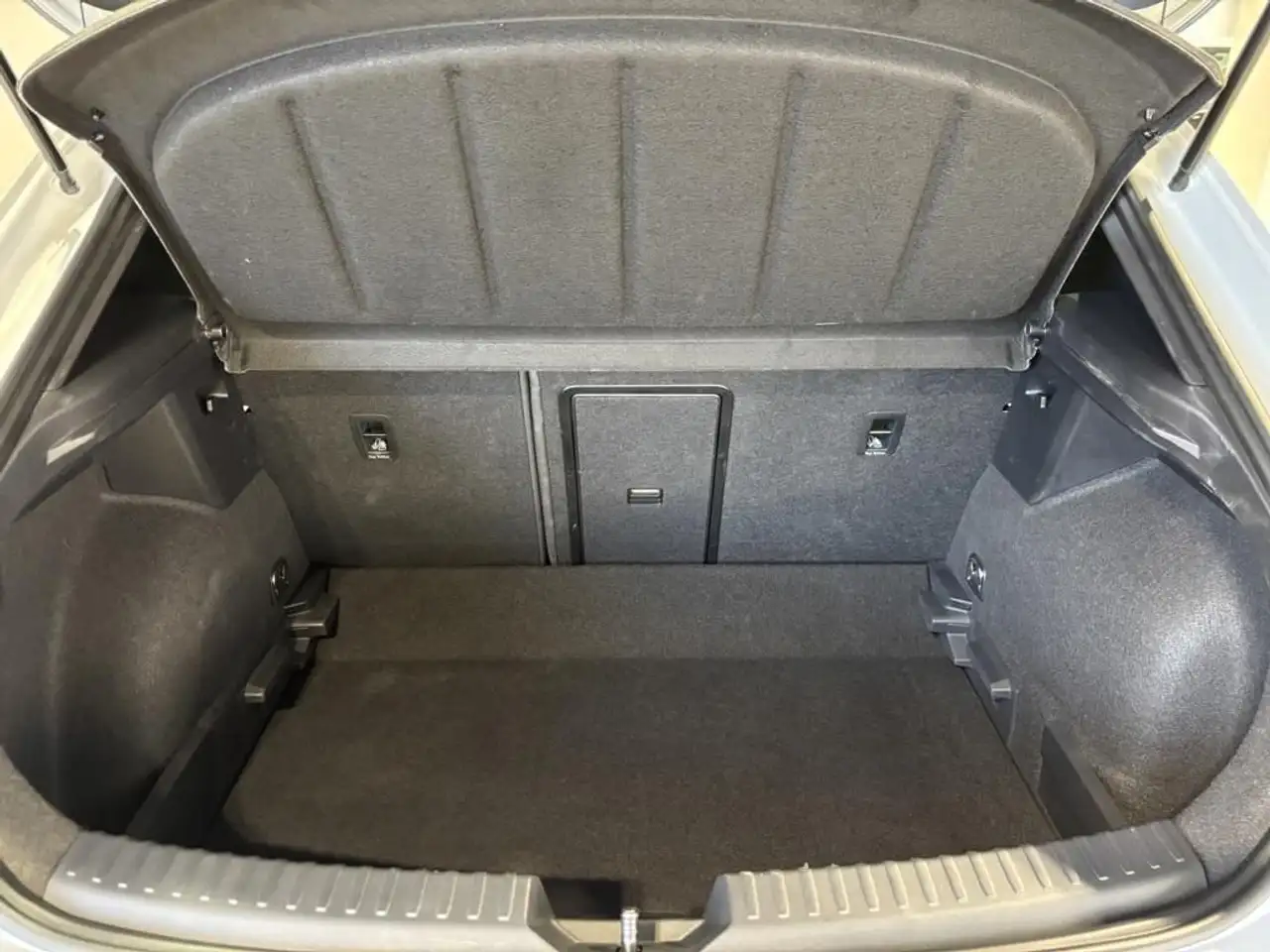 CUPRA Leon 1.5 eTSI 110 DSG — معرض صور السيارة 7