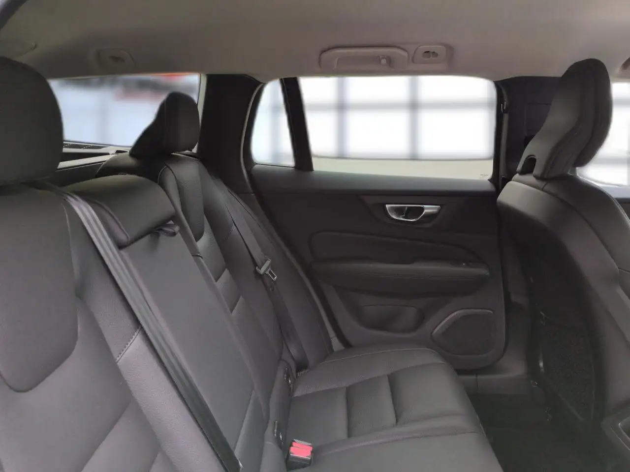 Volvo V60 B4 (Benzin) Plus Dark - AHK/HK/LED/RFK Navi — معرض صور السيارة 21