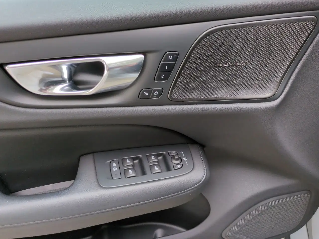Volvo V60 B4 (Benzin) Plus Dark - AHK/HK/LED/RFK Navi — معرض صور السيارة 12