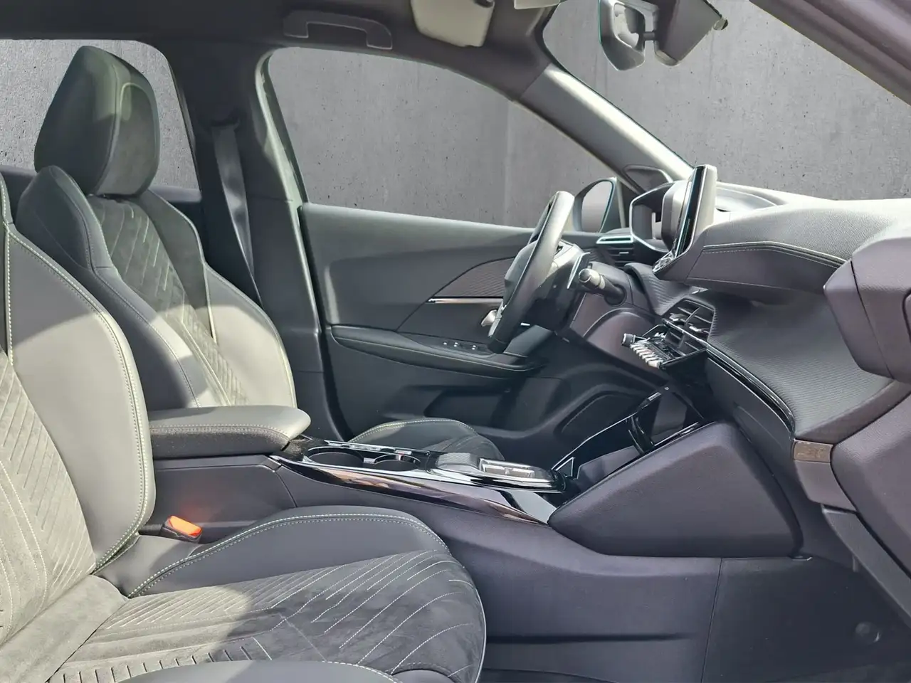 Peugeot 2008 130 GT — معرض صور السيارة 17