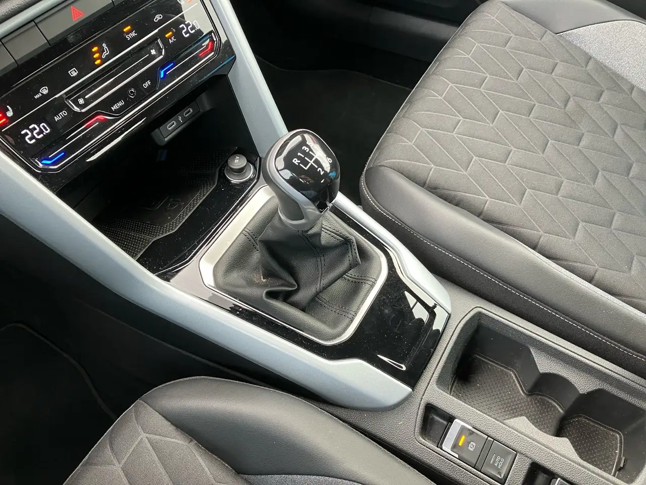 Volkswagen T-Roc Cabriolet GOAL 1.0TSI 116PS ACC.5J-G.KAMERA.NAVI+V — معرض صور السيارة 13