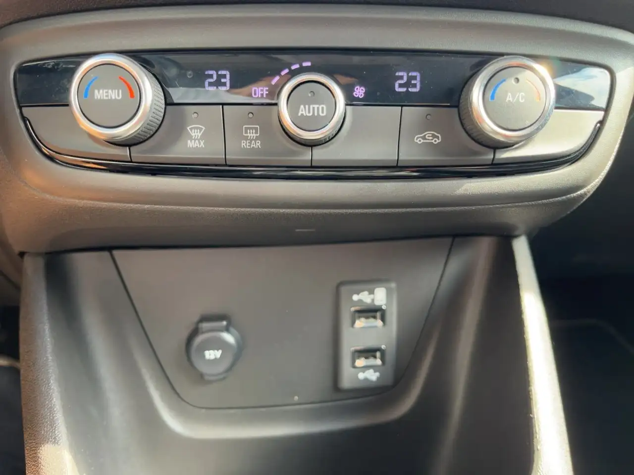 Opel Crossland 1.2 Elegance LED/Navi/KlimaA/PDC/Kamera — معرض صور السيارة 21