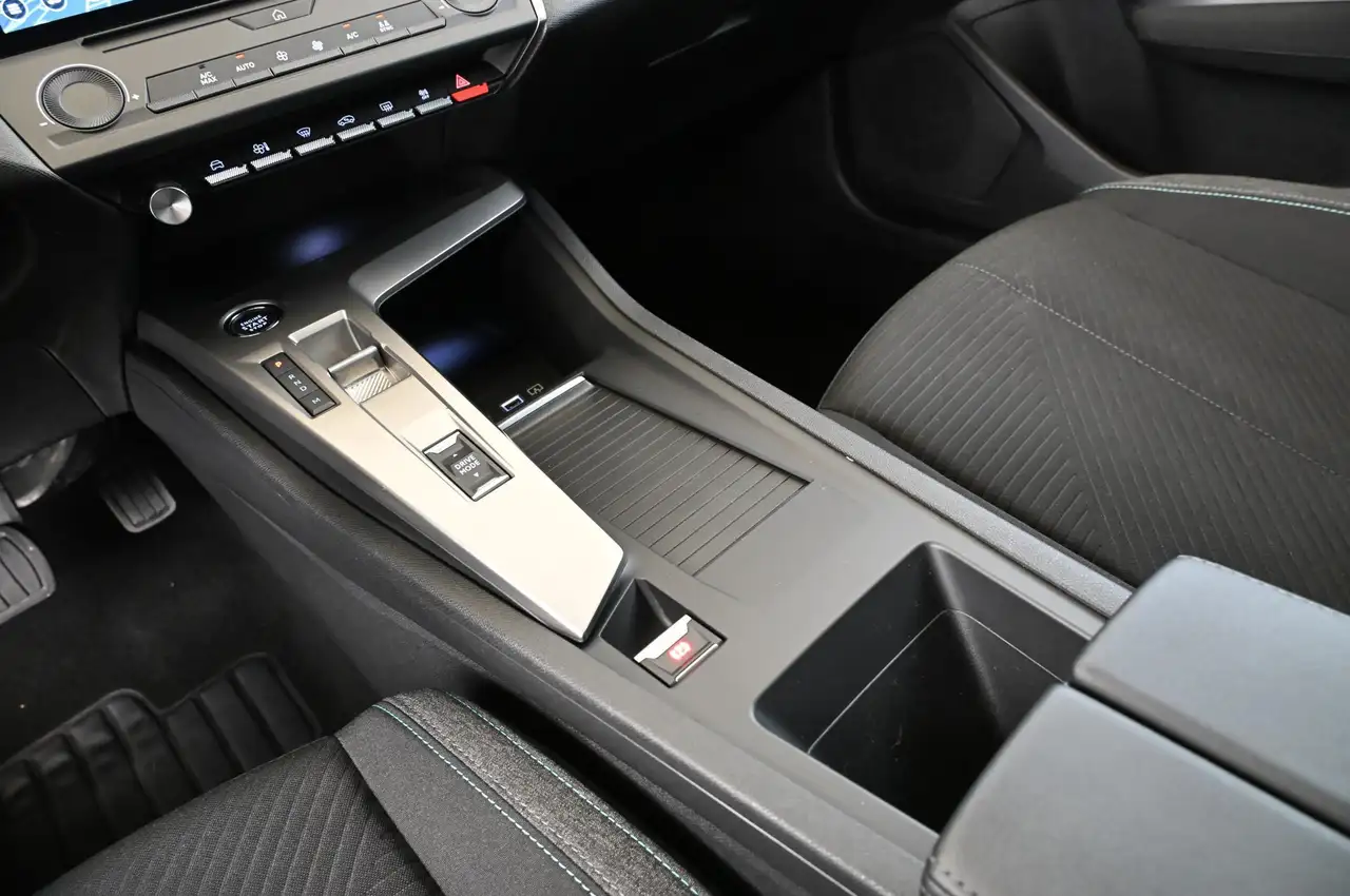 Peugeot 308 SW 1.2 130 e-THP EAT8 Style LED/NAVI/DAB/16S — معرض صور السيارة 14