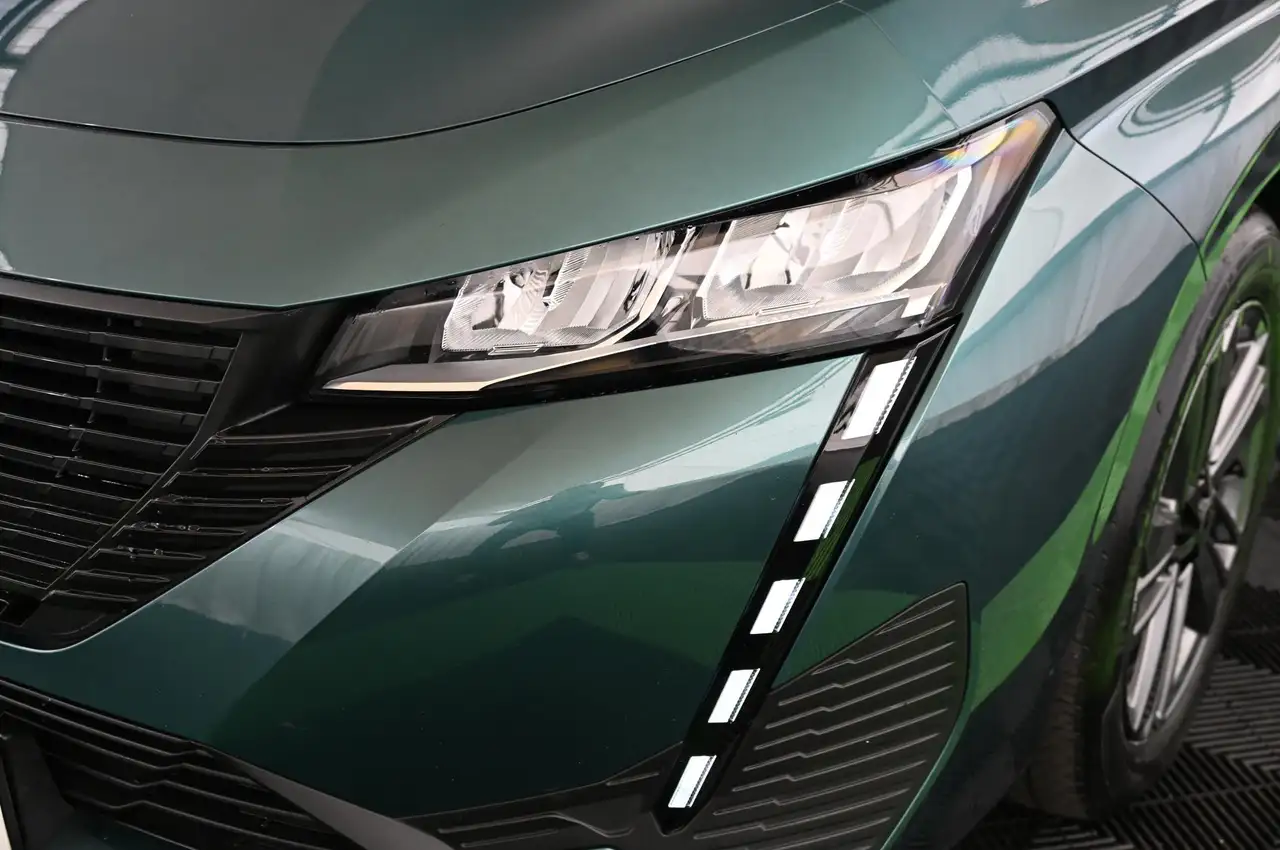 Peugeot 308 SW 1.2 130 e-THP EAT8 Style LED/NAVI/DAB/16S — معرض صور السيارة 9