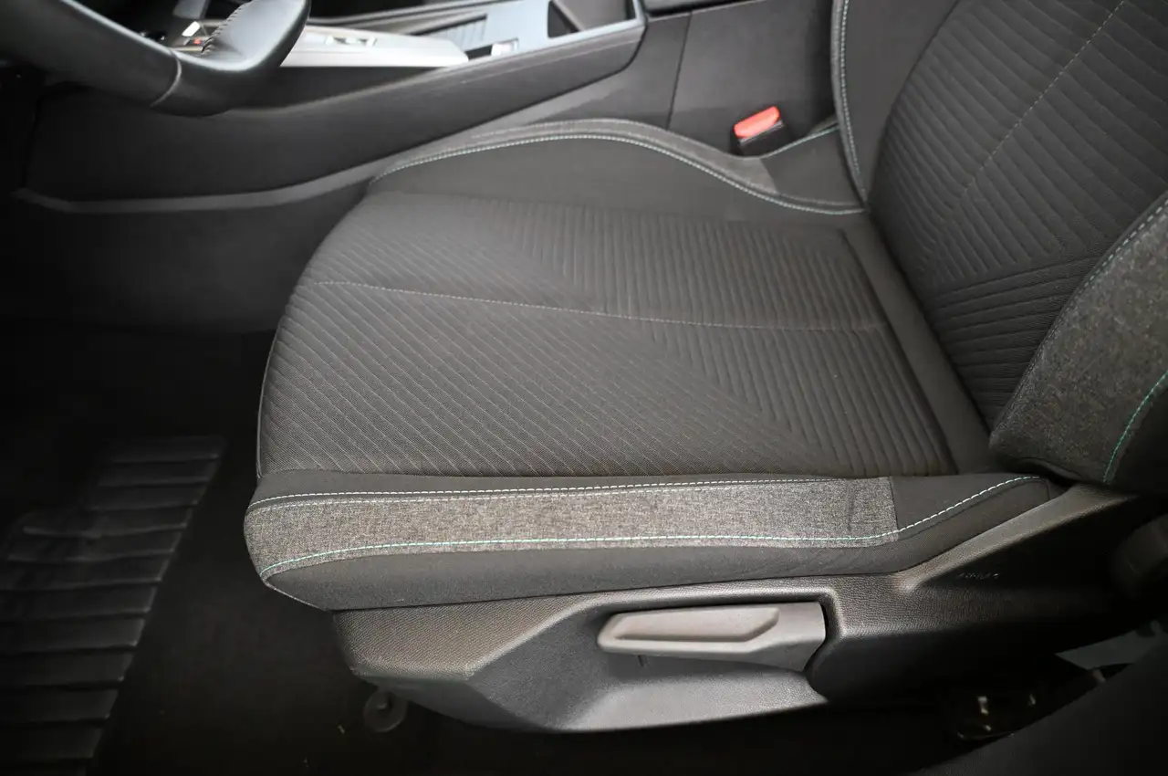 Peugeot 308 SW 1.2 130 e-THP EAT8 Style LED/NAVI/DAB/16S — معرض صور السيارة 32