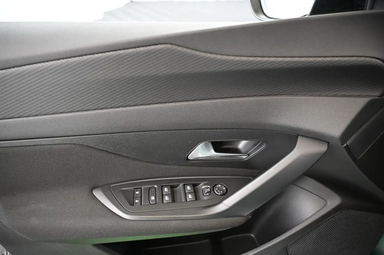 Peugeot 308 SW 1.2 130 e-THP EAT8 Style LED/NAVI/DAB/16S — معرض صور السيارة 31