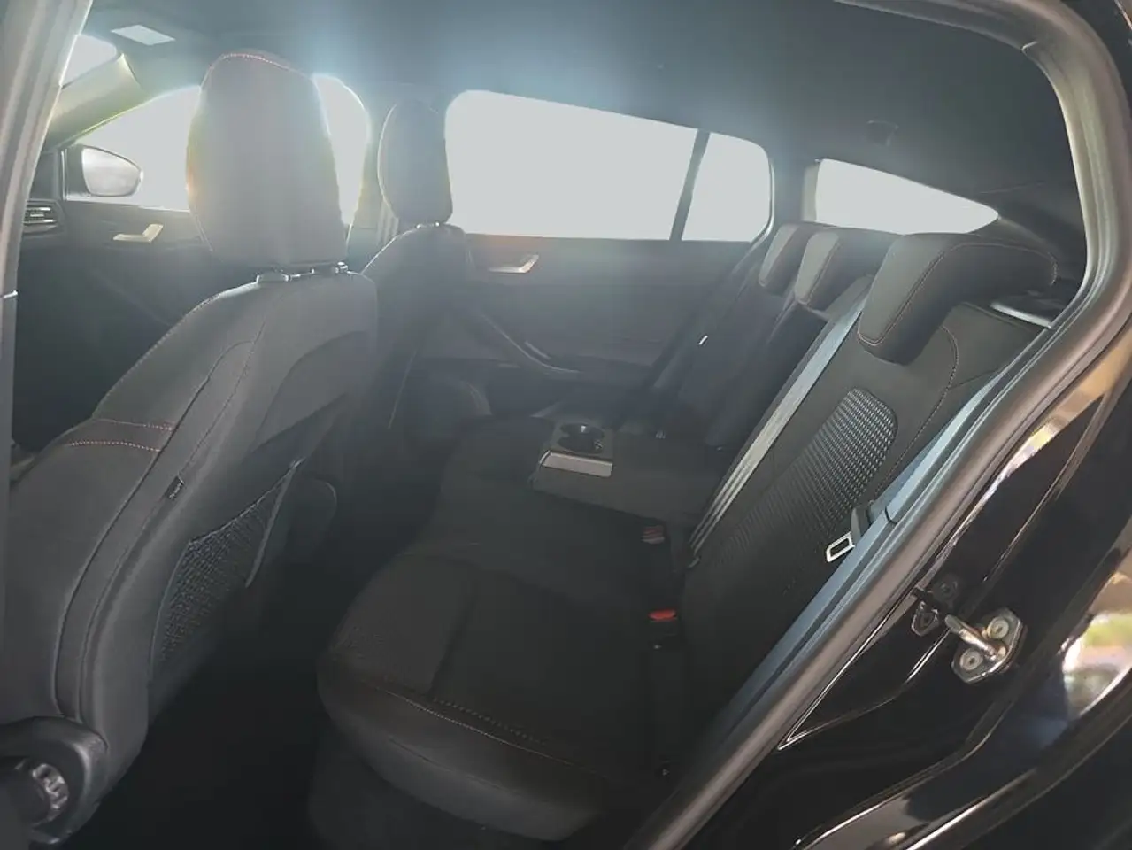 Ford Focus Turnier 1.0 EcoBoost Hybrid ST-LINE X — معرض صور السيارة 12