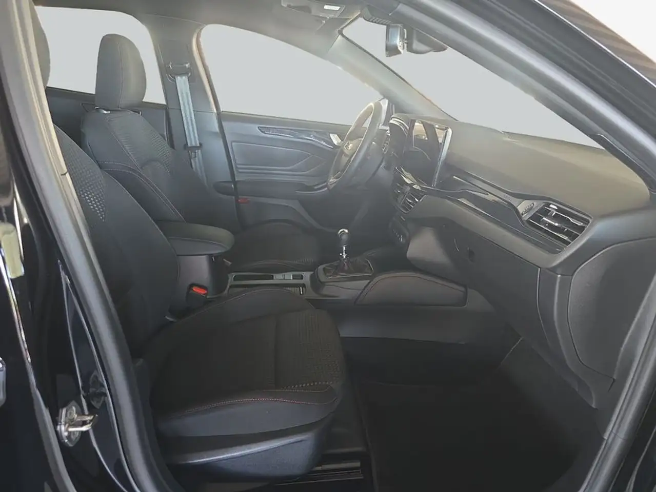 Ford Focus Turnier 1.0 EcoBoost Hybrid ST-LINE X — معرض صور السيارة 13