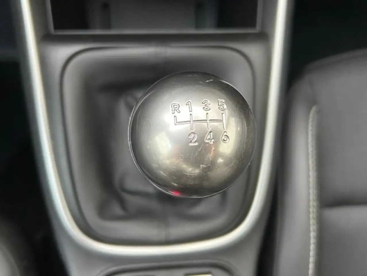 Jeep Avenger 1.2 Altitude 74KW — معرض صور السيارة 30