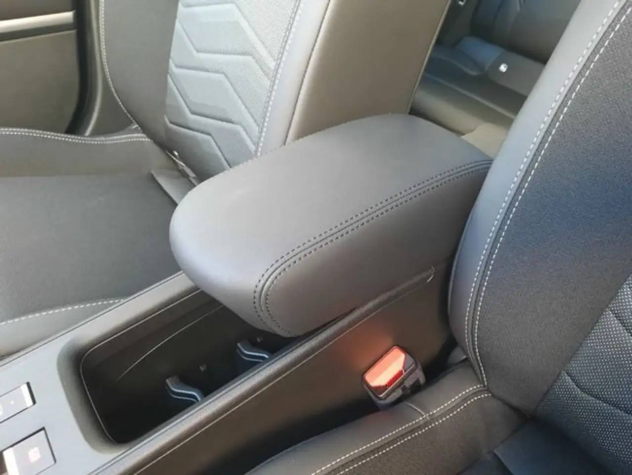 Jeep Avenger 1.2 Altitude 74KW — معرض صور السيارة 32