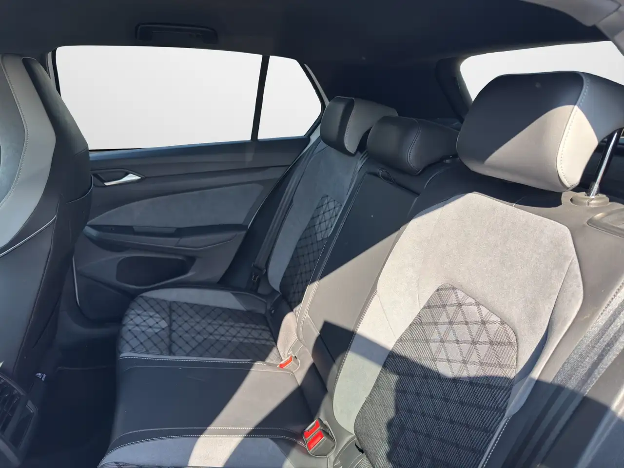 Volkswagen Golf 1.5 eTSI DSG R-Line Black Style — معرض صور السيارة 12